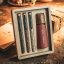 Skandinavische Pfeffermühle mit einem Set Glasröhrchen mit Kampot-Pfeffer in einer Geschenkbox aus Karton (3x12g) - Pfeffermühle aussuchen: Bordeaux