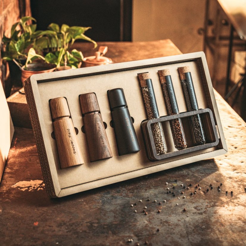 Luxury gift case made of recycled cardboard with 3 grinders and Kampot pepper 3x75g in tubes with stand - Stand colour: Dark, Option: Classic