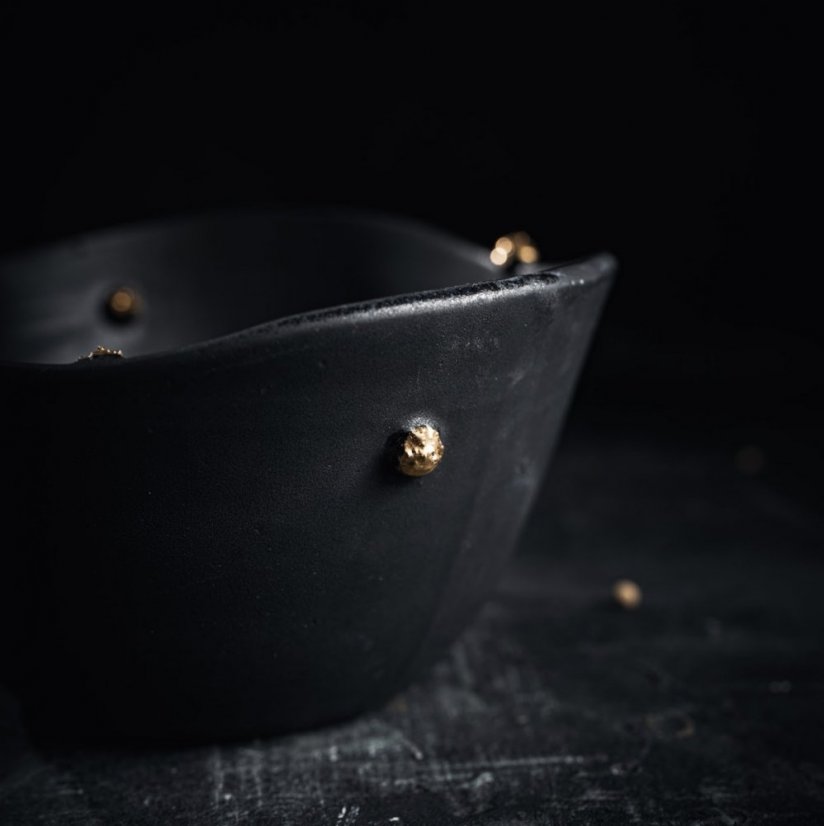 Černá designová keramická miska Golden Peppercorn