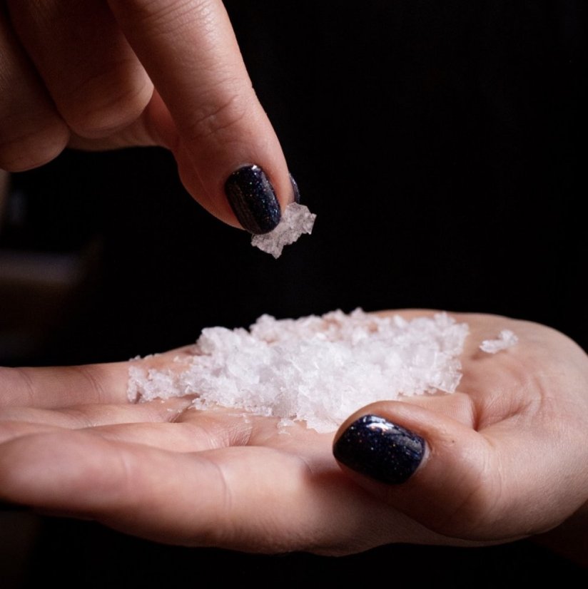 Salt pyramids from Kampot - Flake salt in a luxury gift vessel made of sandblasted Czech glass 170g