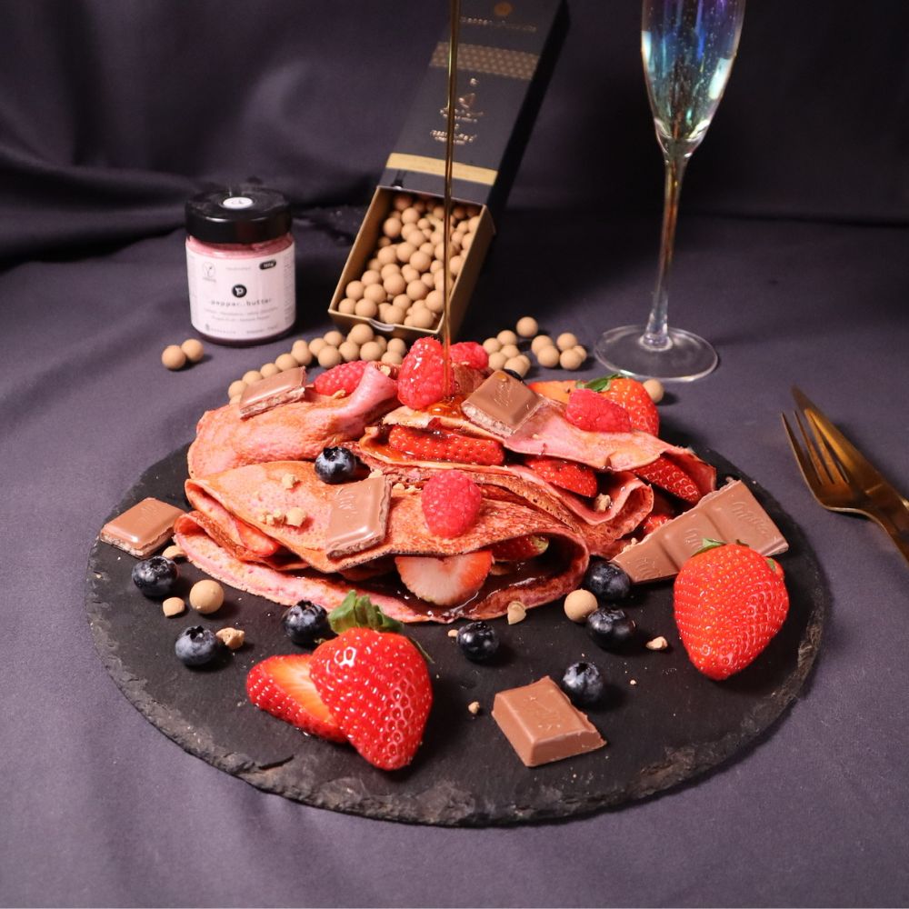 Erdbeer-Erdnussbutter-Pfannkuchen mit rotem Kampot-Pfeffer und Schokolade