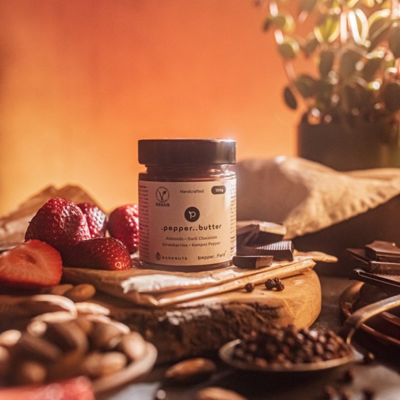 Almond butter with dark chocolate, strawberries and Kampot pepper (150g)