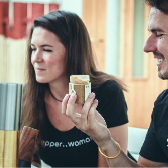Sustainable packaging: Upcycle our glasses and wooden boxes!