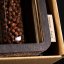 Darčeková súprava so skúmavkou Kampotského korenia (70g) a stojančekom v recyklovanej kartónovej krabičke - Výber korenia: Červené Kampotské korenie, Odtieň stojana: Tmavý