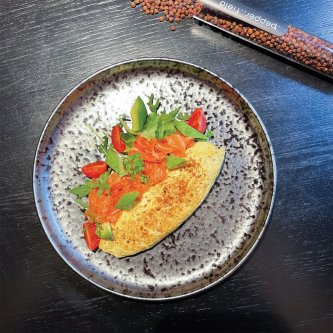 Vaječná omeleta s lososem, salátkem a červeným Kampotským pepřem