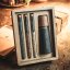 Skandinavische Pfeffermühle mit einem Set Glasröhrchen mit Kampot-Pfeffer in einer Geschenkbox aus Karton (3x10g) - Pfeffermühle aussuchen: Grau