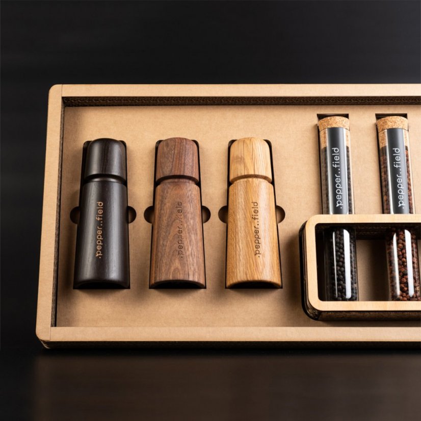 Luxury gift case made of recycled cardboard with 3 grinders and Kampot pepper 3x75g in tubes with stand - Stand colour: Light, Option: Modern