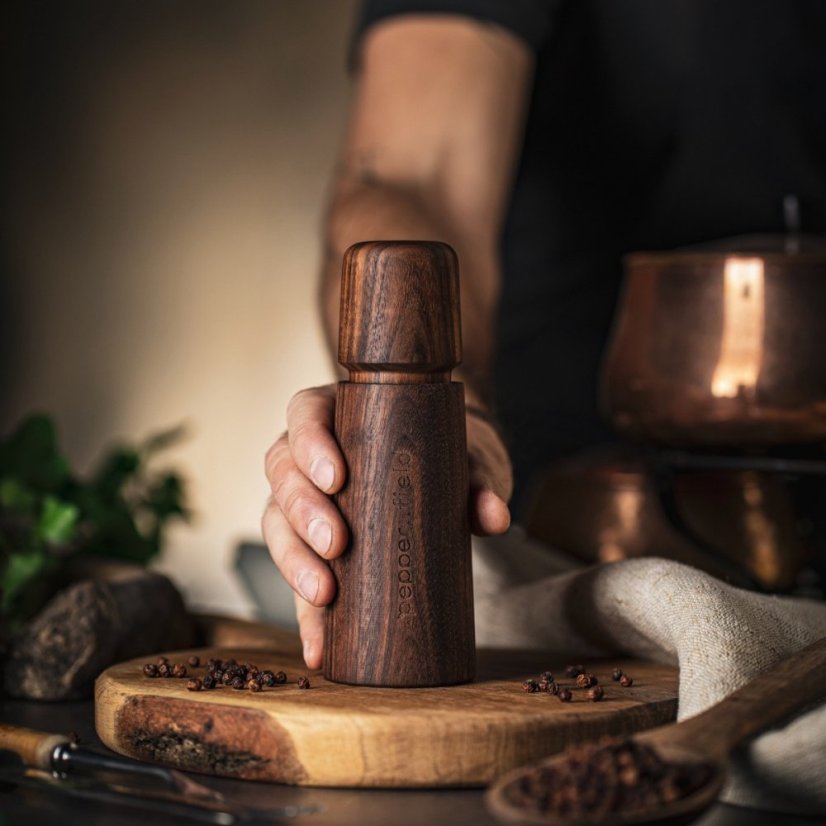 Dark brown Scandinavian pepper mill (17cm) - Choose pepper: Black - 20g