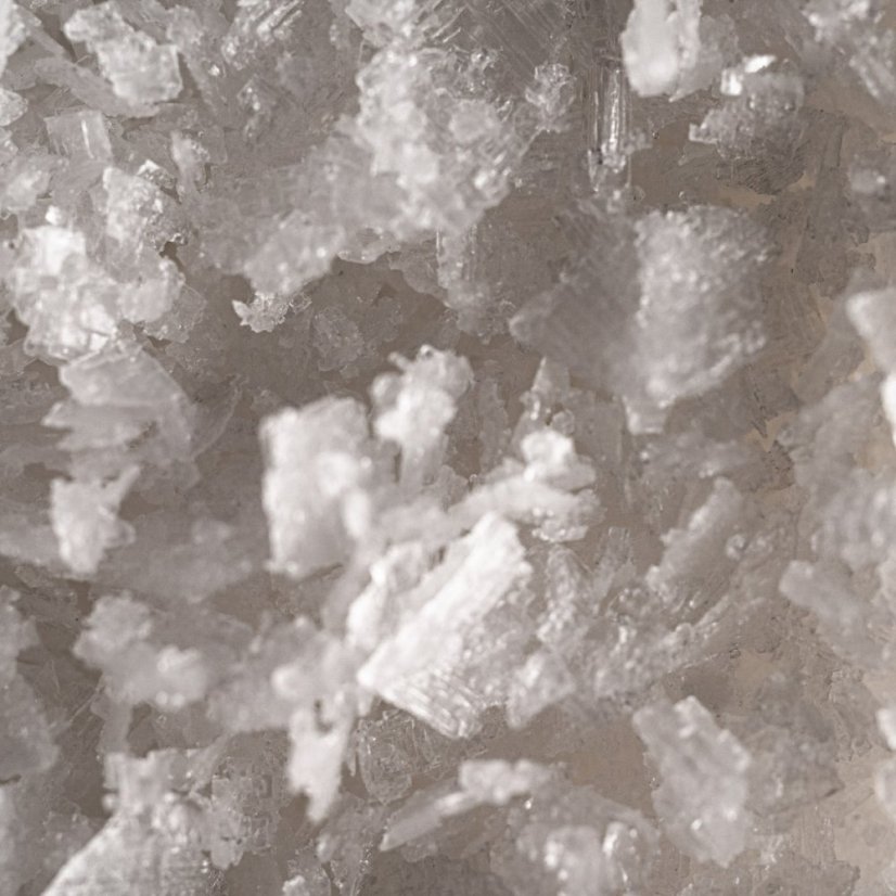 Salt pyramids from Kampot - Flake salt in a luxury gift vessel made of sandblasted Czech glass 170g