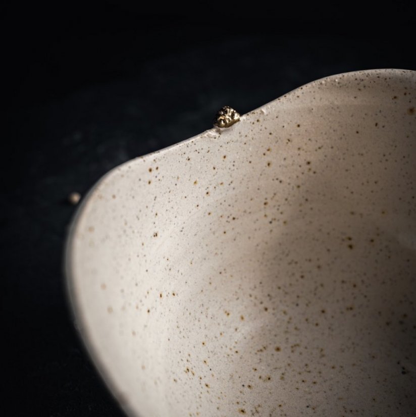 Biela dizajnová keramická miska Golden Peppercorn