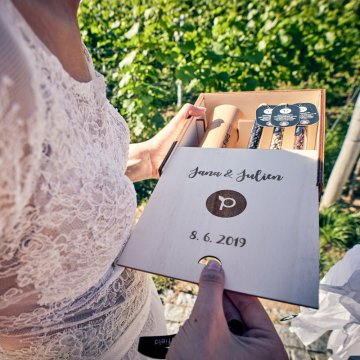 Un cadeau de mariage original avec le prénom des mariés et du poivre en guise de souvenir à table