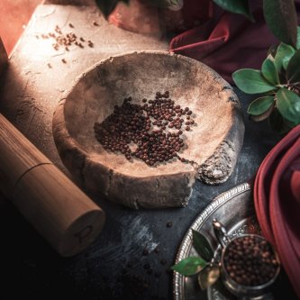 Dark red Kampot pepper and its velvety notes