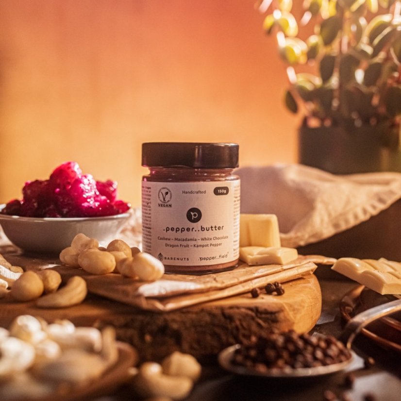 Cashew butter with macadamia nuts, white chocolate, dragon fruit and Kampot pepper (150g)
