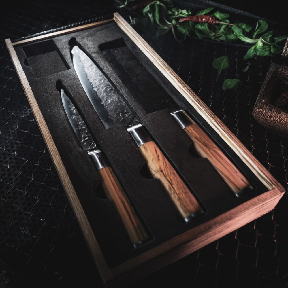 Levně Sada tří ručně kovaných nožů z japonské oceli FORGED v luxusní dárkové krabici z páleného dřeva